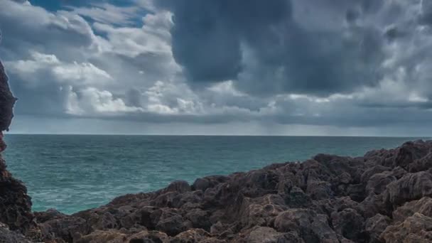 Λεπτομερής άποψη της ηφαιστειακής ακτογραμμής με ψηλά βράχια και κύματα πάνω από ηφαιστειακά πετρώματα, Πορτογαλία. — Αρχείο Βίντεο