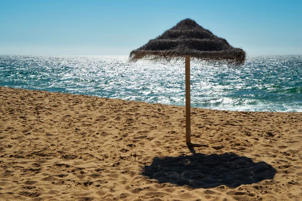 Umbrella at the shore of the Atlantic Ocean — Stock Photo, Image