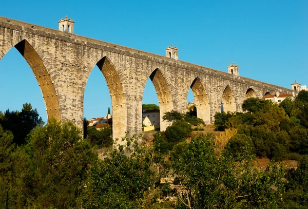 Historic aqueduct in the city of Lisbon built in 18th century, P — Stock Photo, Image