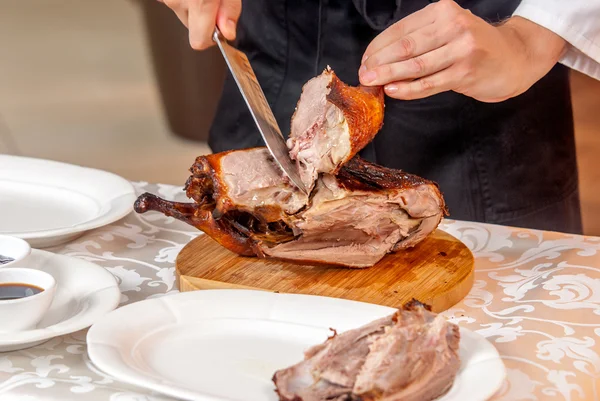 Vaření kachna pečená v restauraci — Stock fotografie