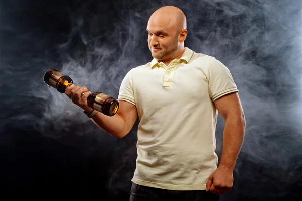 Homem feliz com uma cerveja — Fotografia de Stock