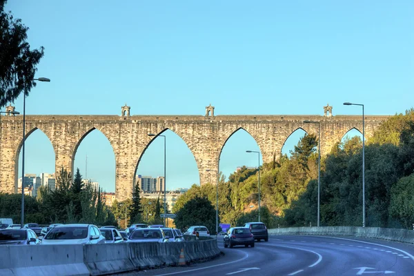 Aqueduto histórico na cidade de Lisboa construído no século XVIII, P — Fotografia de Stock