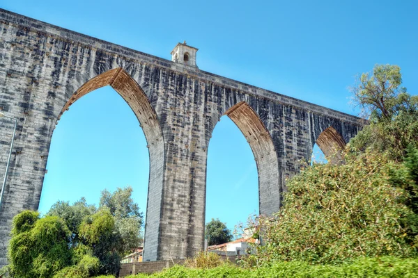 Aqueduto histórico na cidade de Lisboa construído no século XVIII — Fotografia de Stock