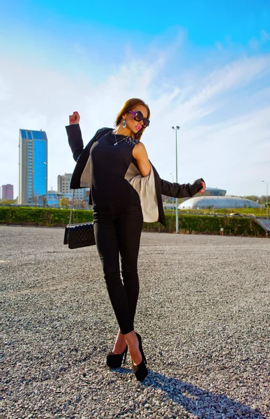 Hermosa mujer de moda en la calle —  Fotos de Stock