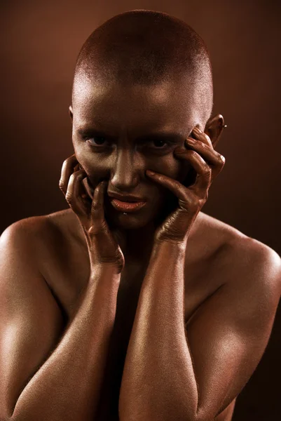 Mooie vrouw met een bronzen bodypainting — Stockfoto