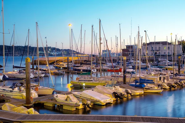 Parking łodzie i jachty w Lizbonie, Portugalia — Zdjęcie stockowe