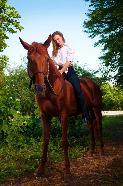 Bela jovem mulher a cavalo — Fotografia de Stock