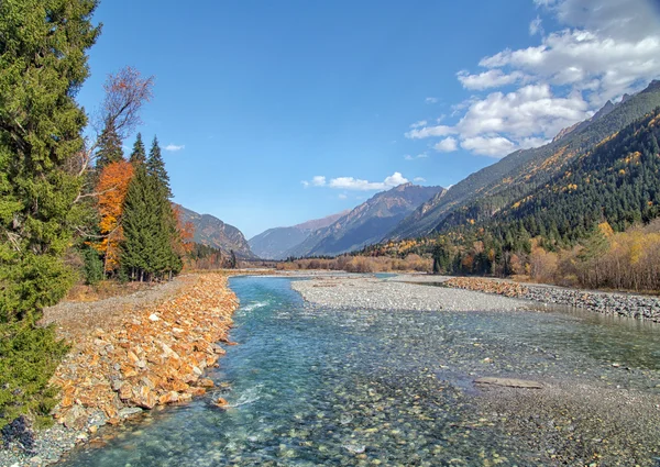 Φθινοπωρινό τοπίο ορεινό ποτάμι ρωσική βόρειο Καύκασο — Φωτογραφία Αρχείου