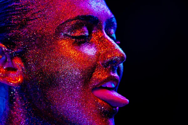 Glitter μακιγιάζ σε ένα όμορφο πρόσωπο γυναίκα σε μαύρο φόντο — Φωτογραφία Αρχείου