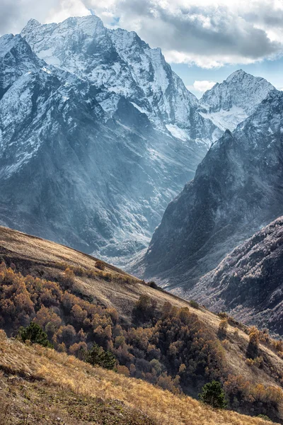 Dombai. Landschap van rockies in regio van de Kaukasus in Rusland — Stockfoto