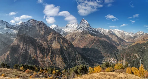 Dombai. Scenery of rockies in Caucasus region in Russia — Stock Photo, Image