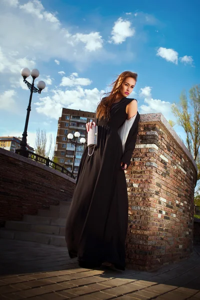 Hermosa mujer de moda en la calle —  Fotos de Stock