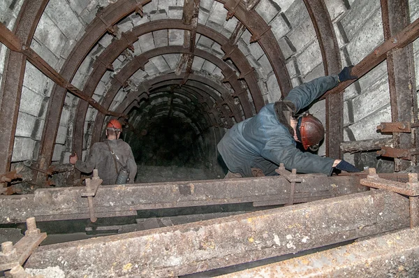 Tunnel à l'obscurité d'une mine de charbon — Photo