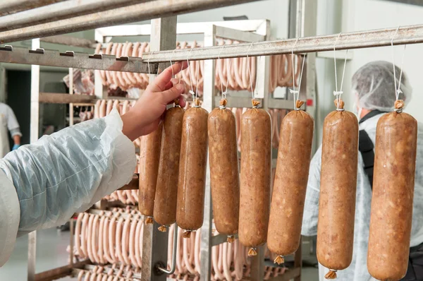 Salchicha colgando en el almacén — Foto de Stock