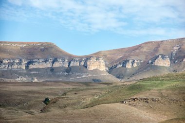 Kuzey Kafkasya dağlarında sonbahar manzara
