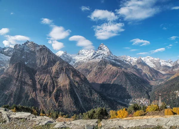 Dombai. Paisaje de rocas en la región del Cáucaso en Rusia — Foto de Stock