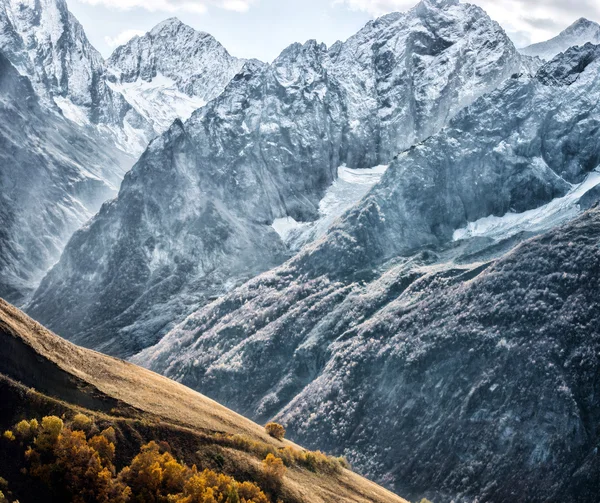 Dombai. Paisaje de rocas en la región del Cáucaso en Rusia — Foto de Stock