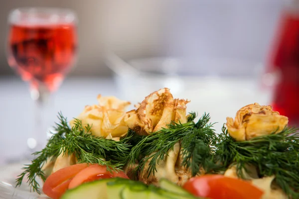 Smakelijk gerecht met champignons in een restaurant — Stockfoto