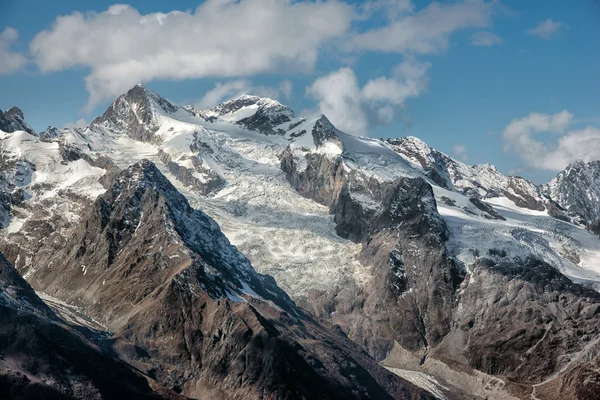 Dombai. Paisaje de rocas en la región del Cáucaso en Rusia — Foto de Stock