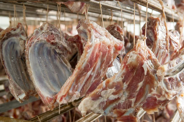 Produzione di carne affumicata — Foto Stock