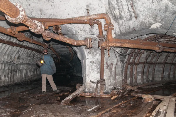 Тоннель в темноте от угольной шахты — стоковое фото