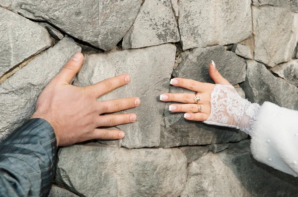 Hände der Frischvermählten — Stockfoto