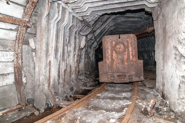 Túnel a la oscuridad de una mina de carbón — Foto de Stock
