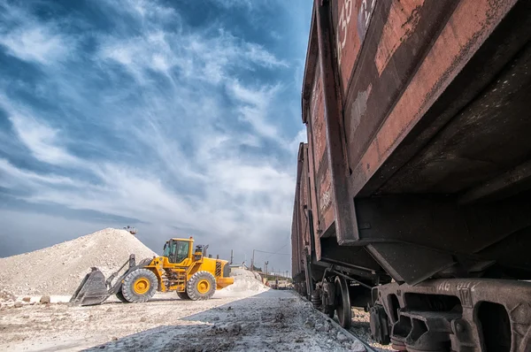 Baggerlader mit Bagger arbeitet — Stockfoto