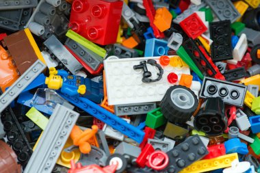 Mavi, kırmızı ve sarı çekici tuğla arka plan