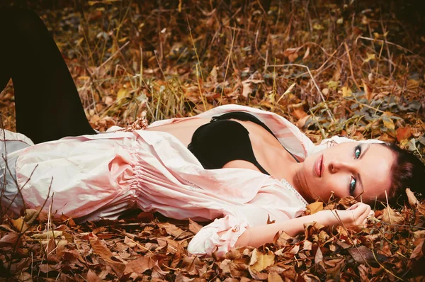 Femme allongée sur les feuilles — Photo