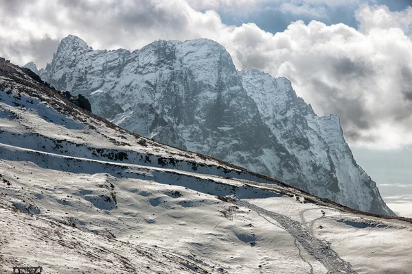 Dombai. Paisaje de rocas en la región del Cáucaso en Rusia —  Fotos de Stock