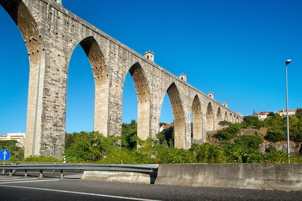 Historic aqueduct in the city of Lisbon built in 18th century, P — Stock Photo, Image