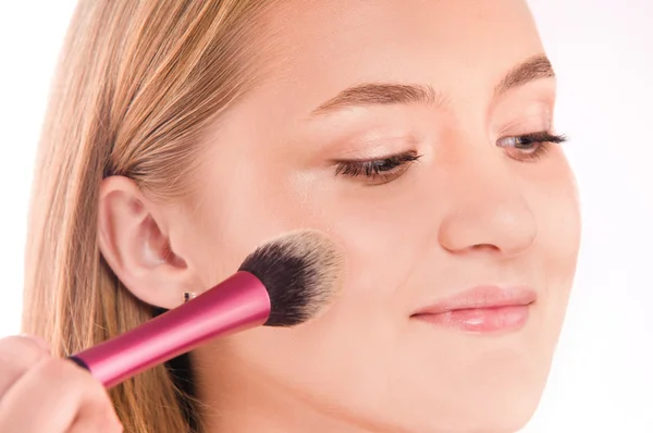 Proceso de maquillaje de una chica bonita joven — Foto de Stock