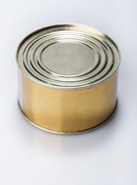 gri bir arka plan üzerine konserve teneke kutu