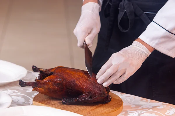 Cooking roast duck in restaurant — Stock Photo, Image