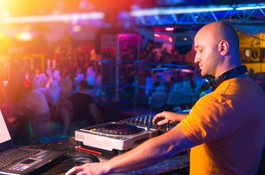 DJ Kumanda panelinin arkasında