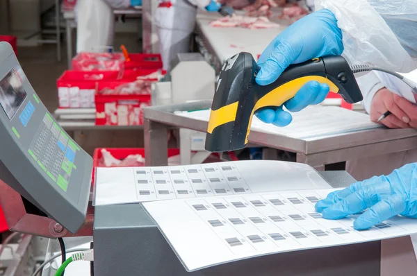 Toewijzing van goederen barcode in de fabriek — Stockfoto