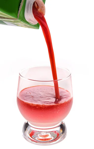 Ein Glas Tomatensaft einschenken — Stockfoto