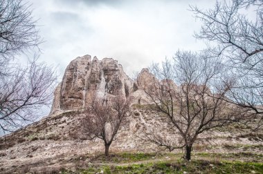 Kayalık çıkıntı Yukarı Kretase 'de yer almaktadır.