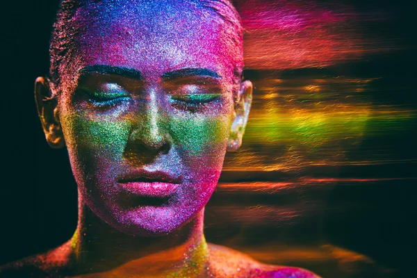 Glitter makeup på en vacker kvinna ansikte på en svart bakgrund — Stockfoto