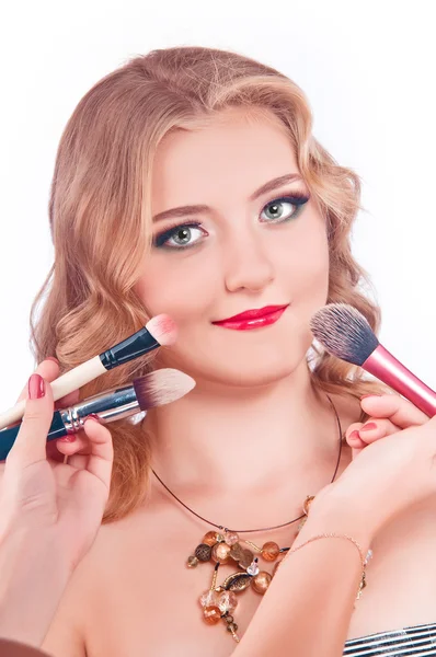 年轻漂亮的女孩的化妆过程 — 图库照片