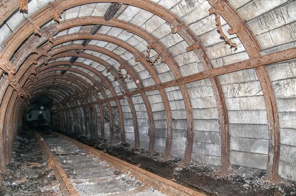 Oude mijnen tunnel — Stockfoto