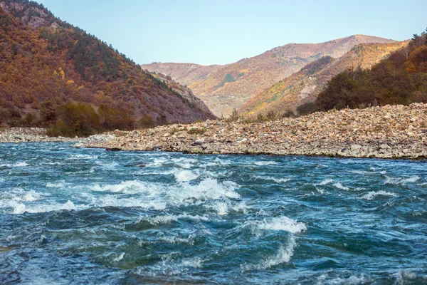 Φθινοπωρινό τοπίο βουνού ποταμού βόρειο Καύκασο — Φωτογραφία Αρχείου