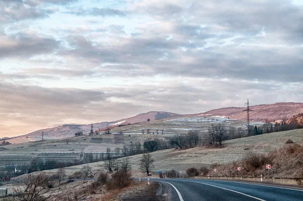 Landschap van een bergdal in de Karpaten — Stockfoto