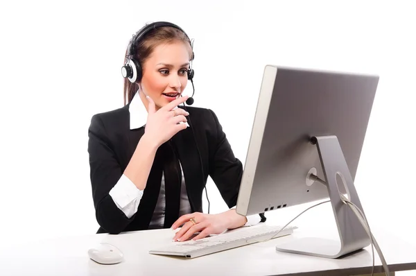 Een jonge vrouw die werkt op de computer op een witte achtergrond — Stockfoto