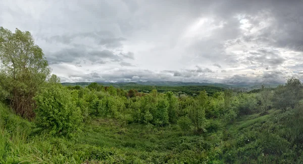 Paisaje primaveral con montañas verdes del Cáucaso —  Fotos de Stock