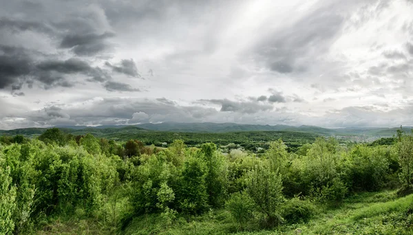 Paisaje primaveral con montañas verdes del Cáucaso —  Fotos de Stock