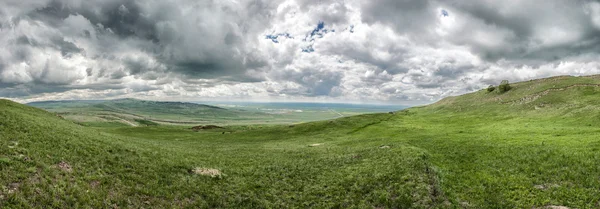 Paisagem de primavera com montanhas verdes do Cáucaso — Fotografia de Stock
