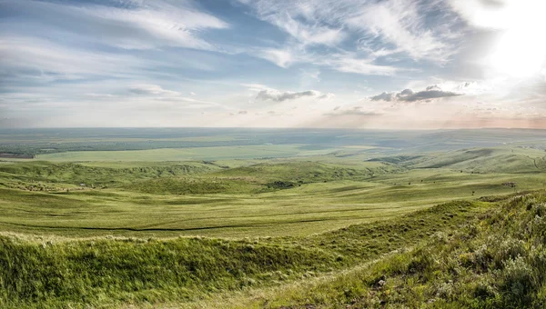 Jarní krajina s Kavkaz zelené hory — Stock fotografie