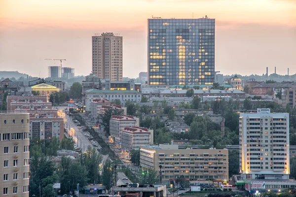 Bewolkte stedelijk landschap — Stockfoto